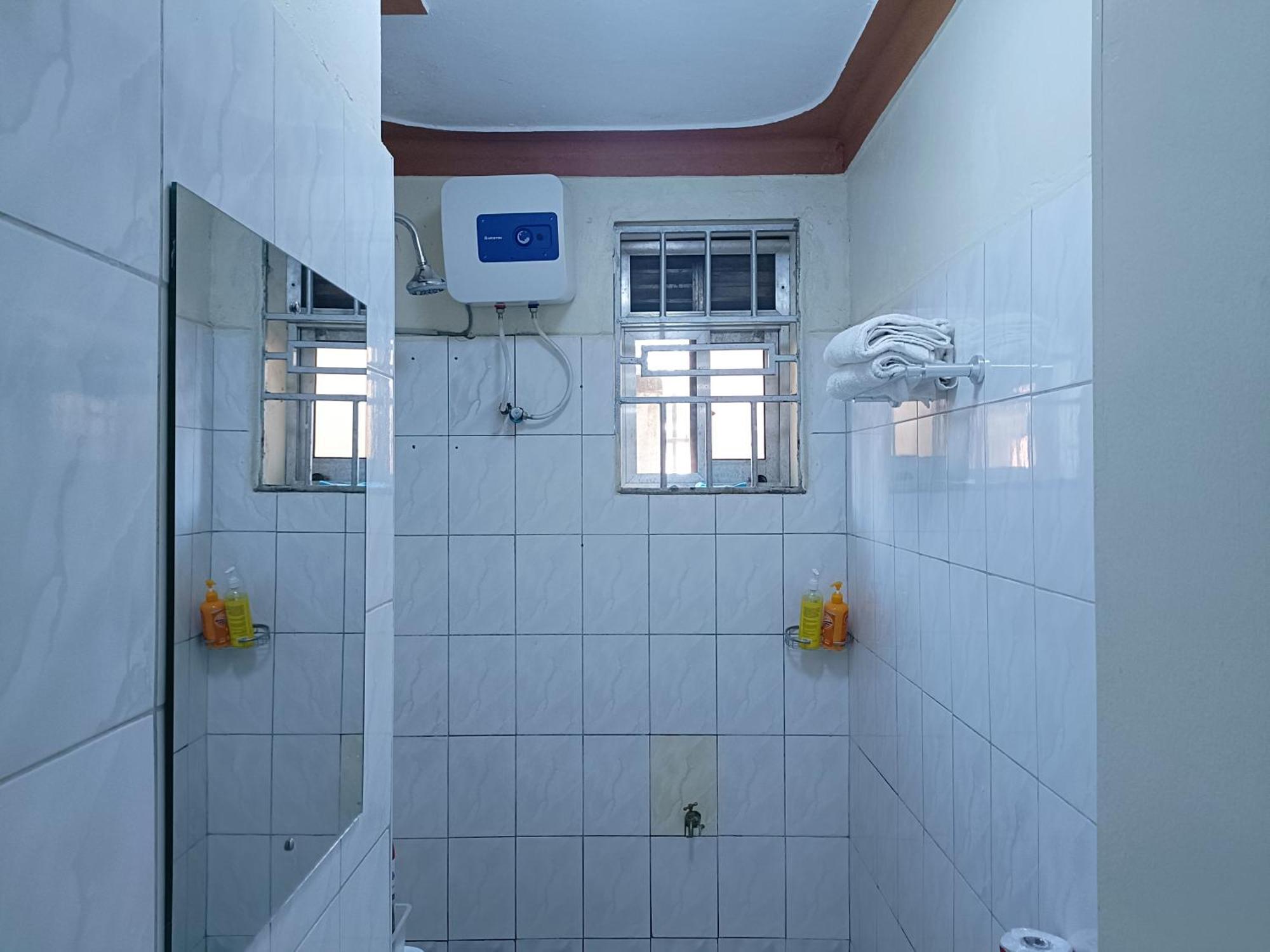Amaryllis Blue,8mins Source To River Nile,secure, Peaceful, Great Location Apartment