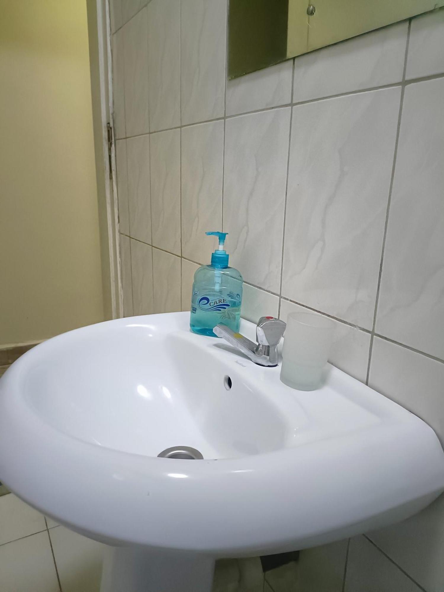 Apartment Amaryllis Blue,8mins Source To River Nile,secure, Peaceful, Great Location *